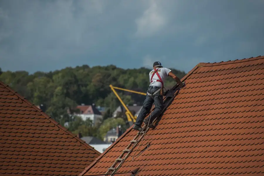 Dakdekkers voeren dakwerkzaamheden uit