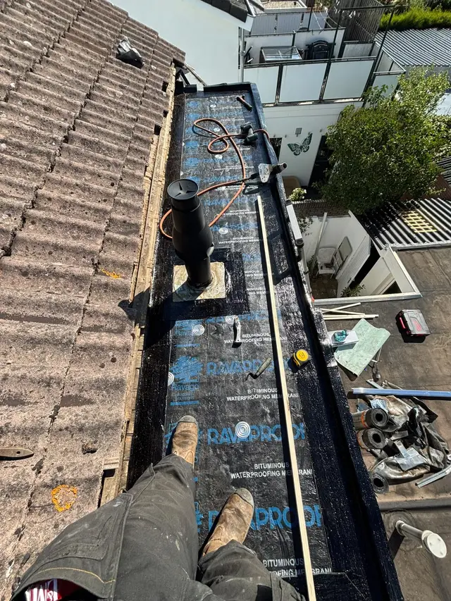 Dakdekker aan het werk op het dak